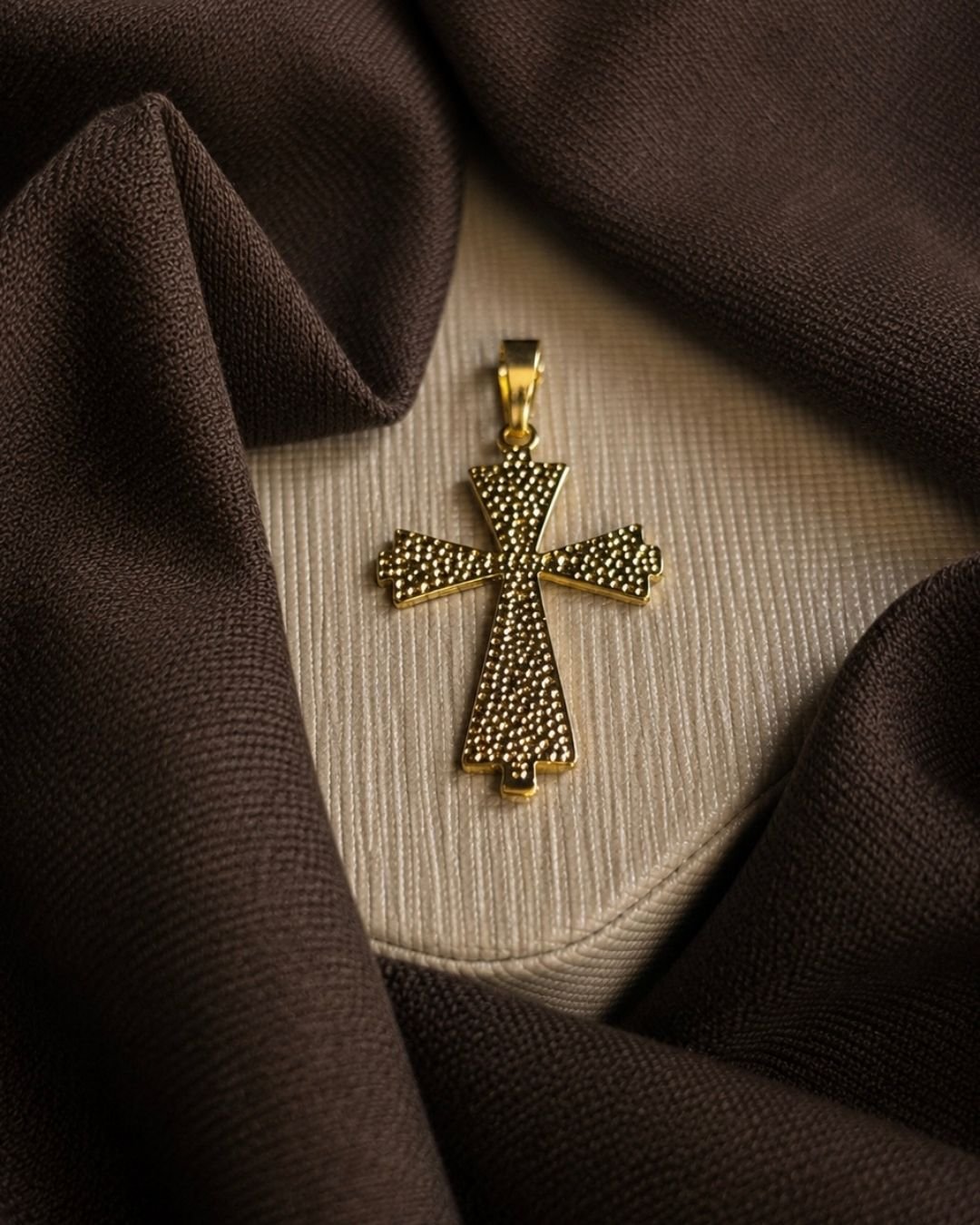 PINGENTE CRUZ DUPLA DETALHES BOLINHA